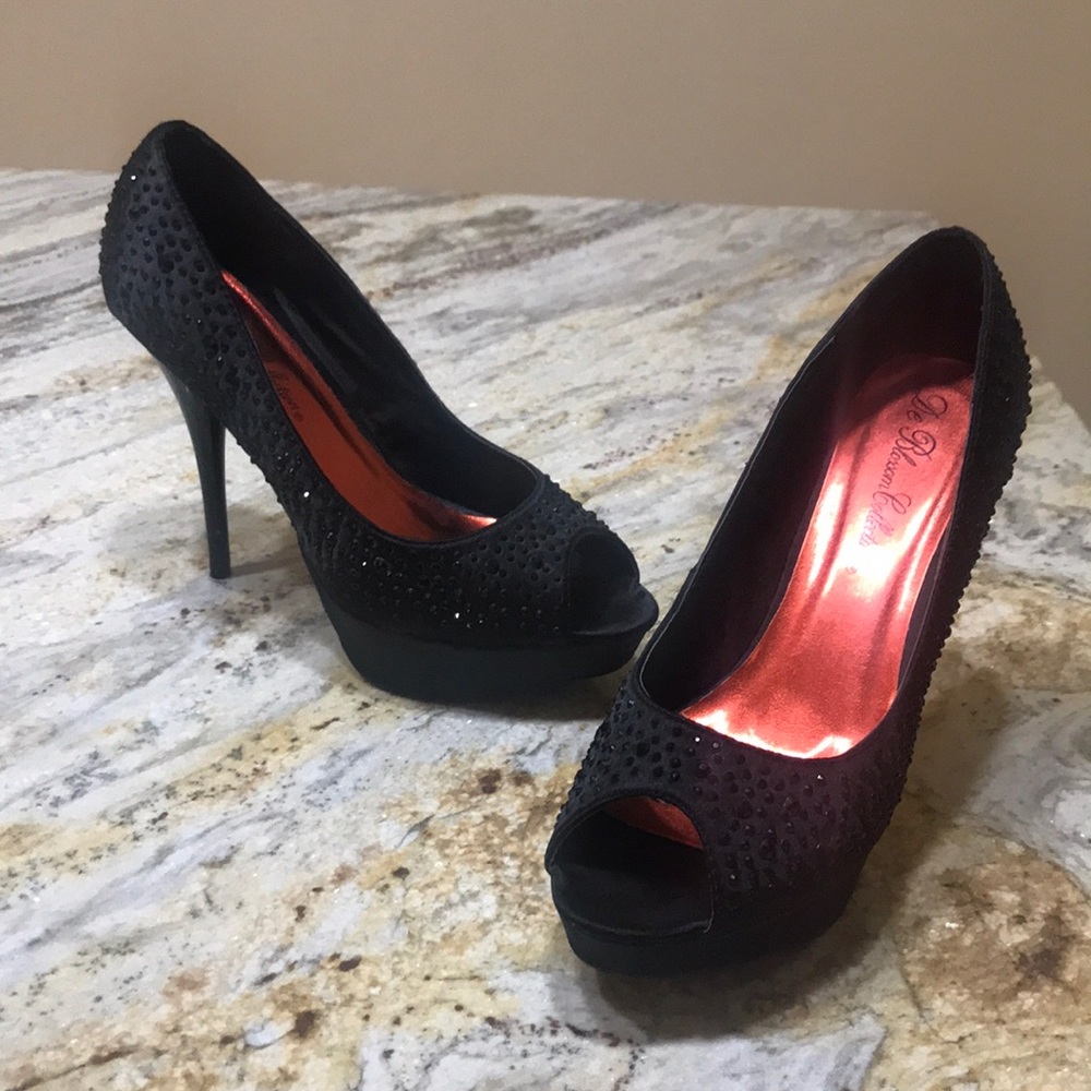 Black pumps with crystals